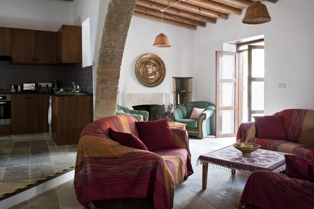 Palm Tree Oriental House And Homestay Polis Extérieur photo