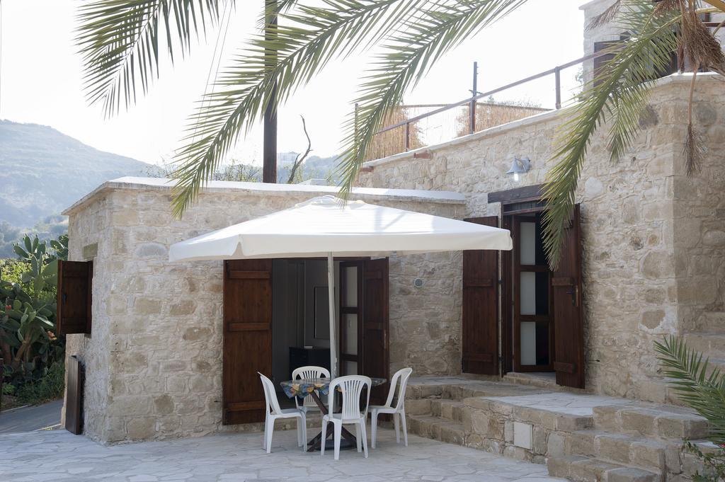 Palm Tree Oriental House And Homestay Polis Extérieur photo